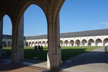 Photo du Campo Santo d'Orléans pour illustrer la visite guidée de la cathédrale d'Orléans et de son environnement, Orléans, Val de Loire, France.