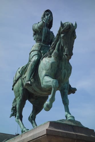 Photo d'une sculpture représentant Jeanne d'Arc à cheval par Denis Foyatier pour illustrer une visite guidée d'Orléans dans le Val de Loire, France.