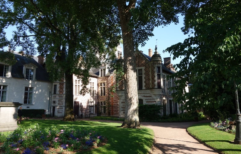Foto del Jardín romántico del hôtel Groslot para la ilustrar la visita guiada de Orleans.