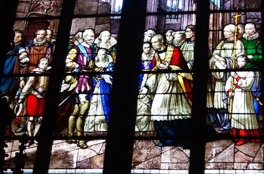 Photo d'un vitrail de la cathédrale d'Orléans représentant Henri IV constatant sa destruction - illustration de la visite guidée de la cathédrale, Orléans, Val de Loire, France.