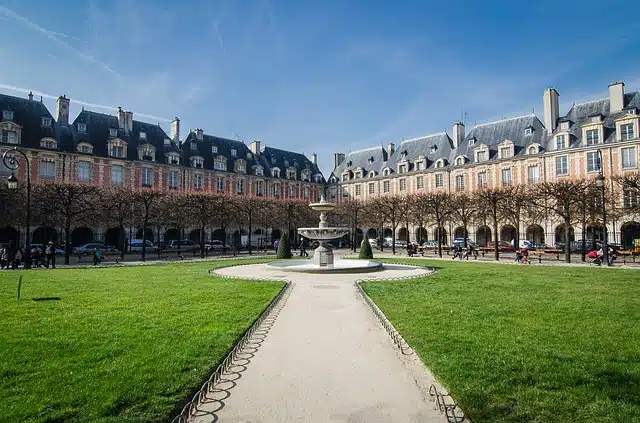 Photo of Place des Vosges  to illustrate a guided tour from notre Dame to Le Marais in Paris, France.