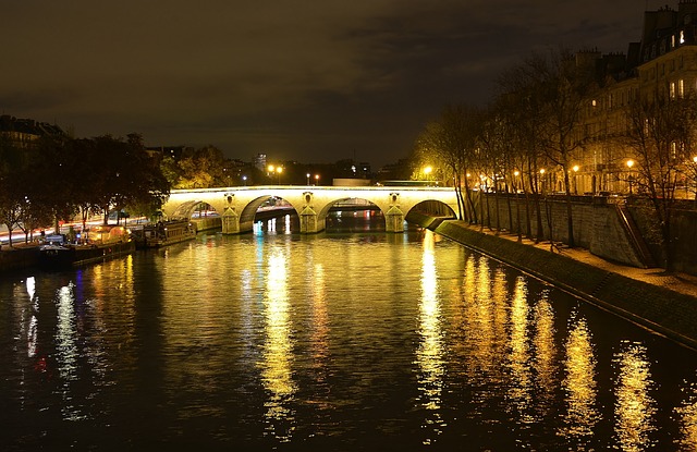 Pont Marie in Le Marais to illustrate à Notre-Dame to Le Marais Guided Tour in Paris, France.