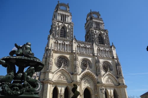 Foto de la fachada de la catedral de Orleans, una obra dle siglo XVIII muy inspirada de la fachada armonica de la catedral Notre-Dame de Paris. Orleans, Valle del Loire, Francia.