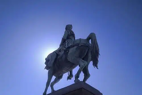 Photo de la célèbre statut de Jeanne d'Arc sur la place du Martroi dans le soleil pour illustrer la visite guidée Orléans et Jeanne d'Arc version longue 3 heures, Orléans, Val de Loire, France.