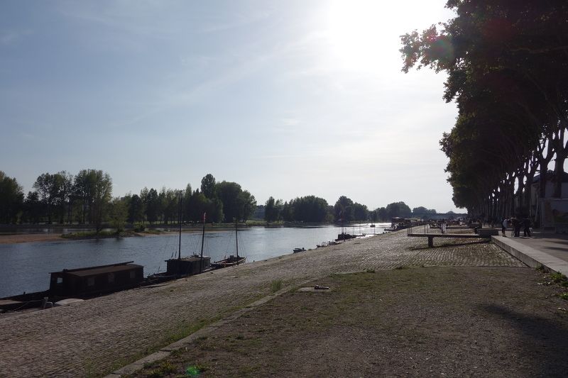 Photo des quais de Loire à Orléans, ces vestiges de l'ancien port fluvial d'Orléans sont aujourd'hui un populaire lieu de promenade agrémenté de guinguettes