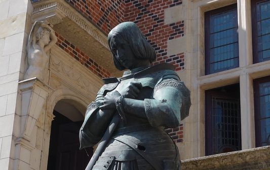Photo d'une sculpture représentant Jeanne d'Arc par la princesse Marie d'Orléans pour illustrer une visite guidée d'Orléans dans le Val de Loire, France.