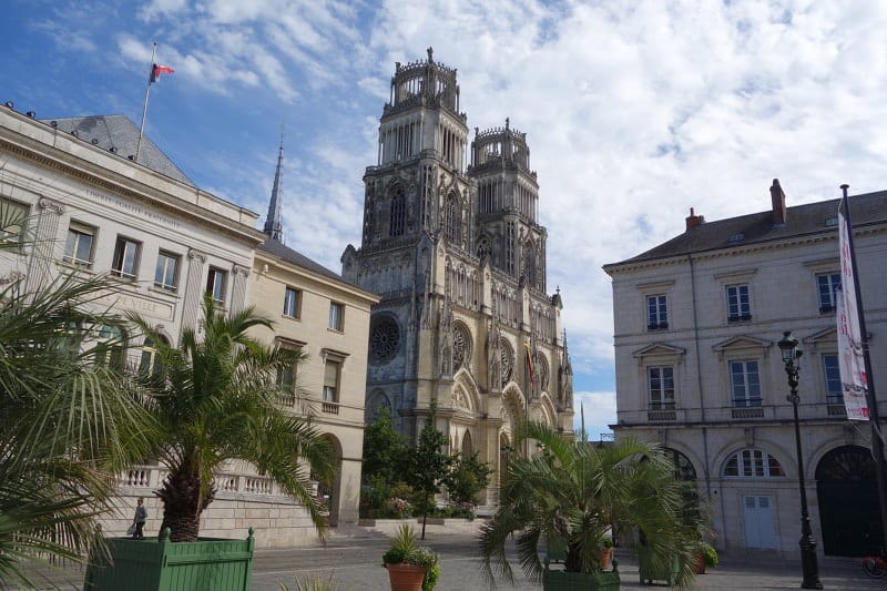 Photo du sud-ouest de la cathédrale d'Orléans depuis la place de l'Etape pour illustrer la visite guidée de la cathédrale d'Orléans dans le Val de Loire, France.