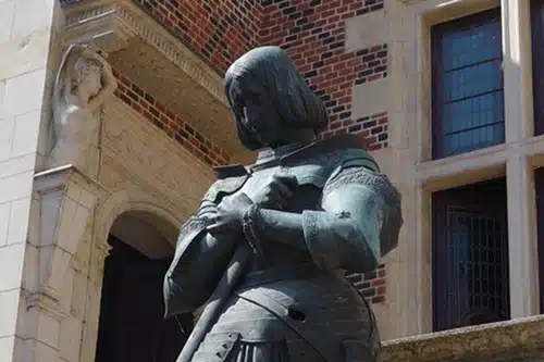 Photo de la statut romantique de Jeanne d'Arc par la princesse Marie d'Orléans pour illustrer la visite guidée Orléans et Jeanne d'Arc version courte 2 heures, Orléans, Val de Loire, France.
