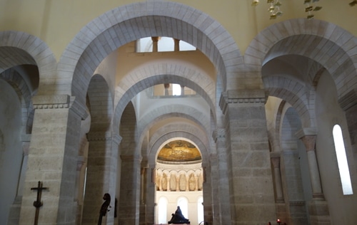 Photo de l'intérieur de l'oratoire Carolingien de Germigny-des-Près, le seule église de France avec une mosaïque carolingienne.