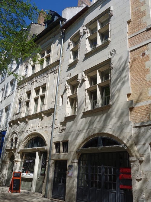 Photo des façades de deux maisons historiques de la place du Châtelet à Orléans, Val de Loire, France   