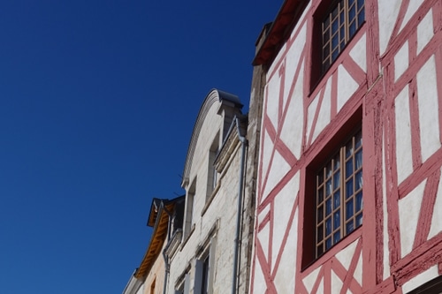 Photo d'une maison à Pan de Bois du 14e siècle  pour illustrer la visite guidée Orléans Decumanus pour les enfants ; Orléans, Val de Loire, France.