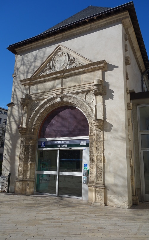 Photo de la porte monumental du Campo-Santo pour illustrer la prmeière Renaissance dans la visite guidée Orléans ville de la Renaissance.