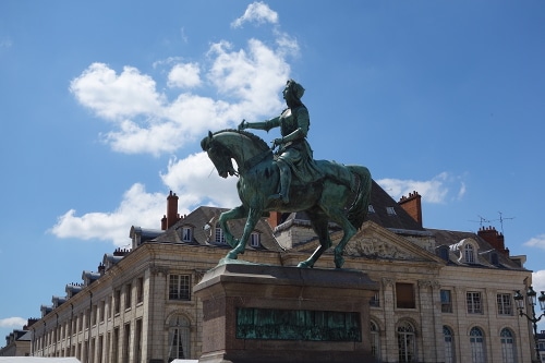 Foto de la estatua de Juana de Arco en la plaza mayor de Orleans para ilustrar la visita guiada de Orleans en el Valle del Loira en Francia
