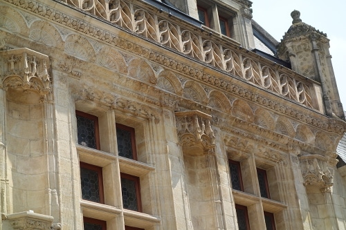 Detaille de la fachada del  hôtel des Créneaux un ejemplo de la transición entre el estilo gótico y el estilo Renacimiento en Orléans.