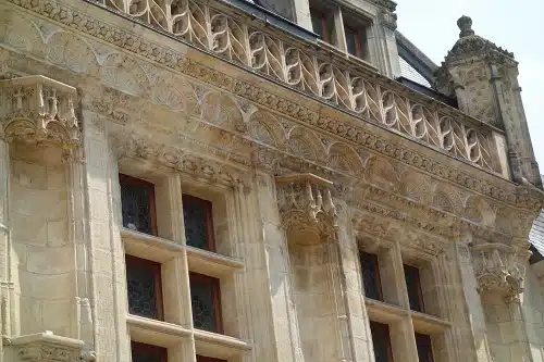 The hôtel des Créneaux's facade an emblematic monument of the transition between Gothic and Renaissance period, to be discover a visit of Orléans