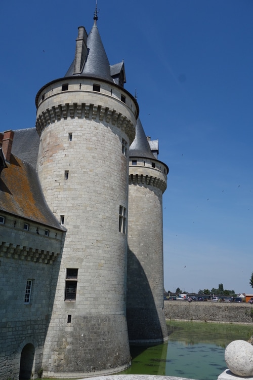 Photo des douves et de deux tours pour illustrer la visite guidée du château de Sully-sur-Loire.