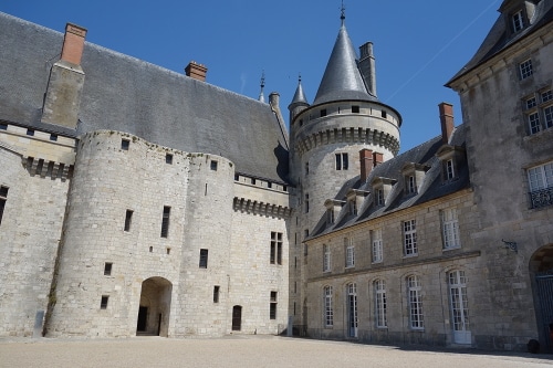 La cour du château de Sully-sur-Loire pour illustrer la visite guidée du château de Sully-sur-Loire.