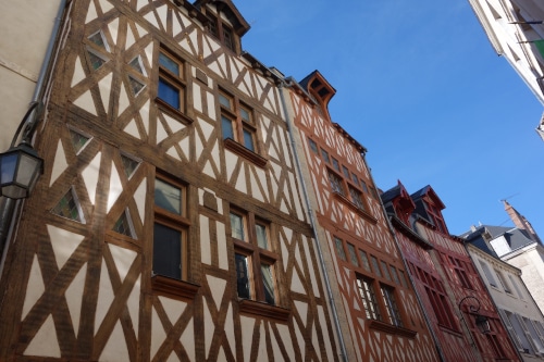 Foto de casas de entramado de madera en el casco antiguo renovado de Orléans par illustrar la visita guiada de Orleans 