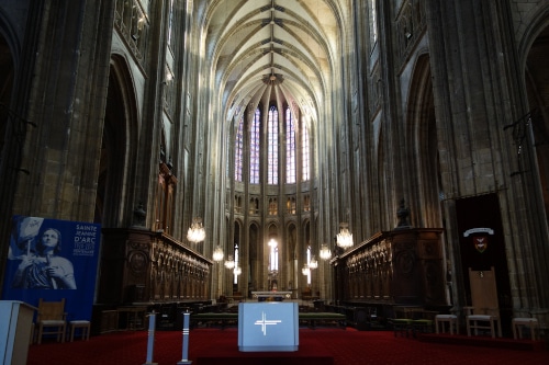Photo du choeur de la cathédrale Sainte-Croix d'Orléans pour illustrer la visite guidée de la cathédrale d'Orléans, Orléans, Val de Loire, France.