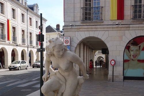 Photo de la sculpture "La Baigneuse" de Paul Belmondo installée en 1955 pour commémorer la fin du la reconstruction d'Orléans après-guerre - illustration de la visite guidée d'Orléans dans le Val de Loire, France.
