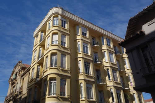 Photo d'un immeuble Art déco pour illustrer la visite guidée Perpignan architecture, France.