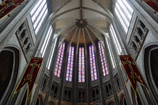 Photo d'un vitrail représentant l'entrée de Jeanne d'Arc à d'Orléans pour illustrer la visite guidée de la cathédrale d'Orléans dans le Val de Loire, France.