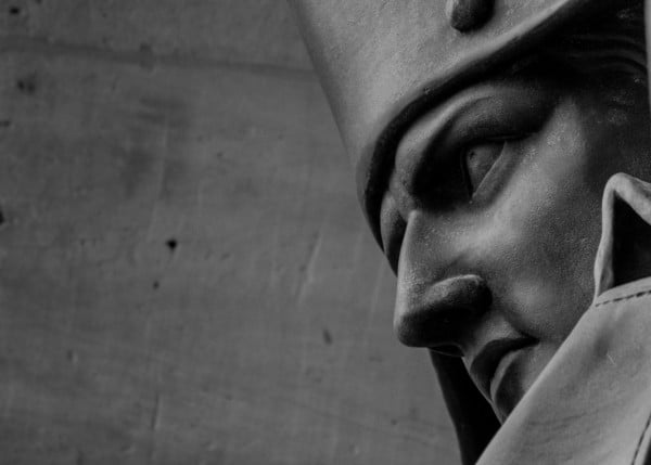 Black & white Napoleon's face sculpture to illustrate the Napoleon in Paris guided tour