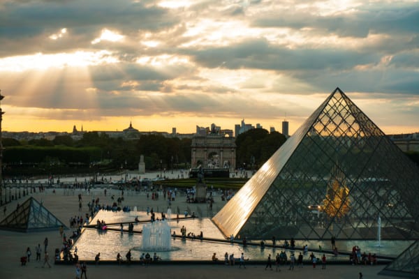 Photo of the Louvre pyramid at twilight