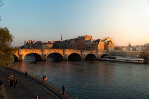 Photo of the Pont-neuf at twilight to illustrate the Paris 3 hours essential tours, Paris, France.