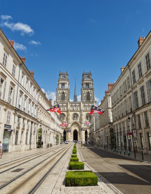 Photo perspective de la rue Jeanne d'Arc avec en arrière plan la façade de la cathédrale, Orléans, France.