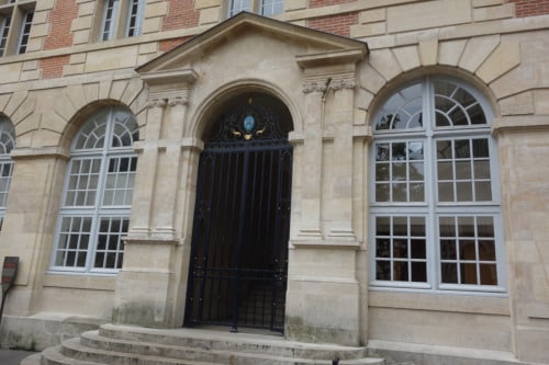 Photo of the entry of the former palace of the abbots of Saint-Germain to illustrate the st germain guided tour. 