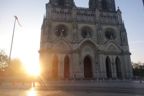 Photo lever de soleil sur la façade de la cathédrale d'Orléans pour illustrer la visite guidée cathédrale ésotérique. Orléans, Val de Loire, France.