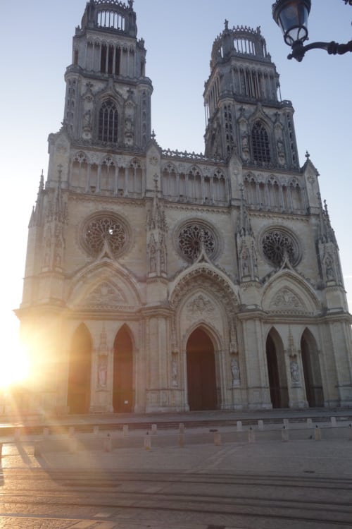 Photo lever de soleil sur la façade de la cathédrale d'Orléans pour illustrer la visite guidée cathédrale d'Orléans ésotérique. Orléans, Val de Loire, France.