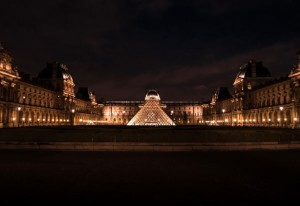Photo of the Louvre Museum at night to illustrate the Louvre Evening tour, Paris, France.