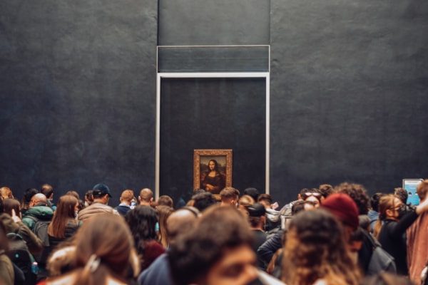 Photo of the crowd at Mona Lisa to illustrate the advantages of a Louvre private evening tour, Paris, France.