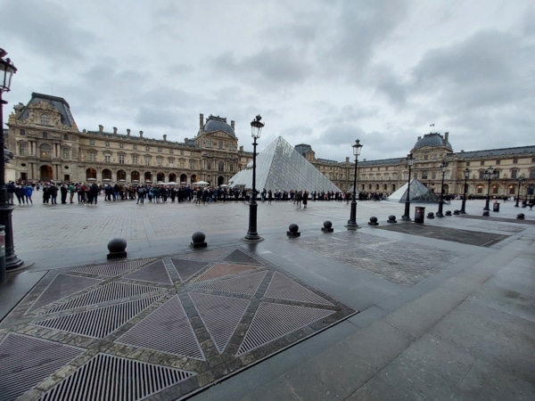 Photo of the Louvre huge waiting lines to enter the museum indecember 28th 2022 around 10AM to illustrate the interest of a Louvre Evening tour, Paris, France.