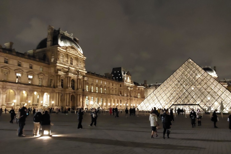Photo of the Louvre pyramid at twilight to illustrated the Louvre guided tours.