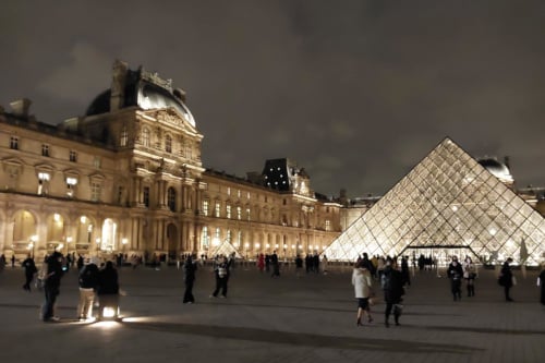 The louvre lights in the evening to illustrate the Louvre Evening Tour.