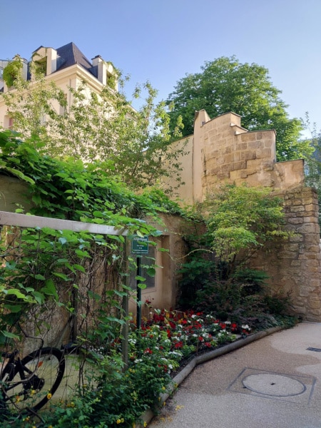 Photo of the Jardin des Rosiers to illustrate Le Marais private tour, Paris, France.