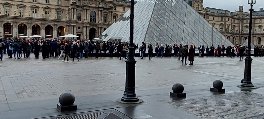 Louvre Tour Huge Lines to Enter