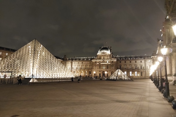 The Louvre Pyramid at night to illustrate the Louvre evening tour.