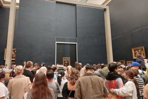 Louvre Museum - The crowd in front of the Mona Lisa during pick hours to illustrate the interest of more quiet Friday evening tour.