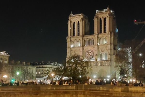 Notre-Dame  Cathedral at night to illustrate the Louvre evening tour.