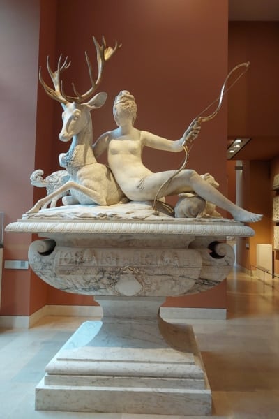 The Fountain of Diana an amazing mannerist sculpture in the Richelieu Wing, off the beaten track, to Illustrate the alternative Louvre Tour.