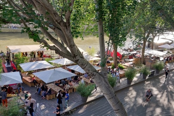 Photo of the terrace of a restaurant on the Seine riverbanks to illustrate the Marais Walking Tour in Paris.