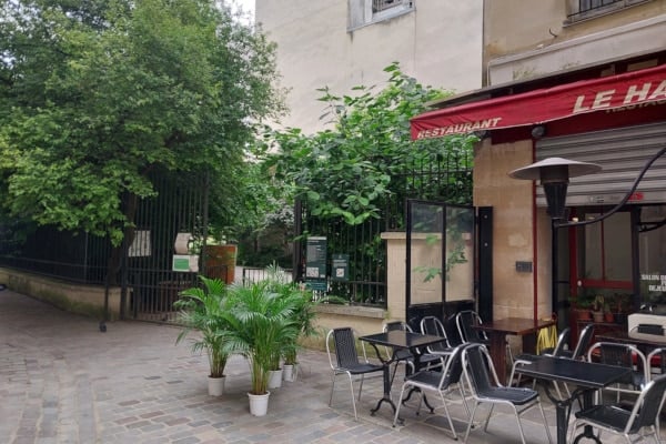 The very discreet entry of the Anne Frank Garden - the Marais - Paris.