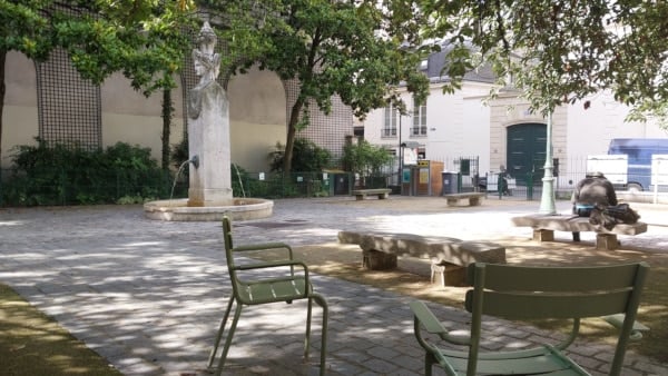 Square Gabriel Pierne park_The benches_ chaires and the fontaine.