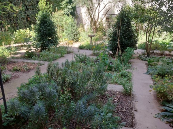 Clos des blancs-manteaux garden is organized like an enclosed garden (hortus conclusus) of the middle age.