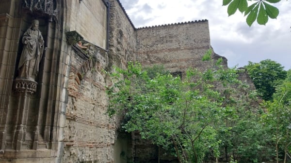 Jardin Médiéval du Musée de Cluny - A public garden where you can see the blend of medieval and Ancient Rome structures.