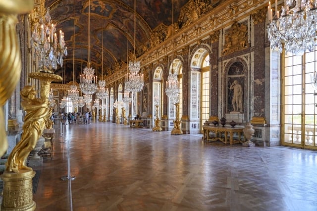 Photo of the hall of mirrors in Château de Versailles, France.